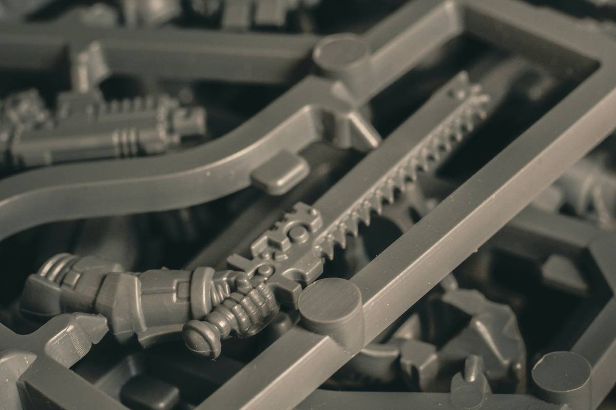 Cutaway diagram showing manual override lever vs. electronic-only lock in pet puzzle feeders
