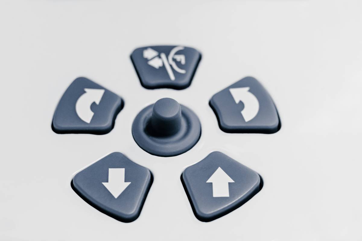 Infographic showing 3 common failure modes in pet tech (Wi-Fi outage, battery failure, software bug) and how manual override buttons prevent harm