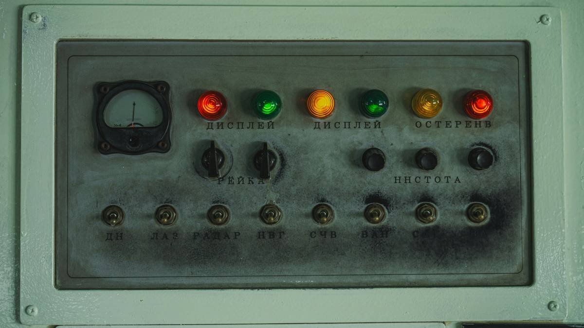 Infographic showing 38% of smart pet device recalls due to missing manual override, with icons of dog, cat, and common gadgets like feeders and cameras