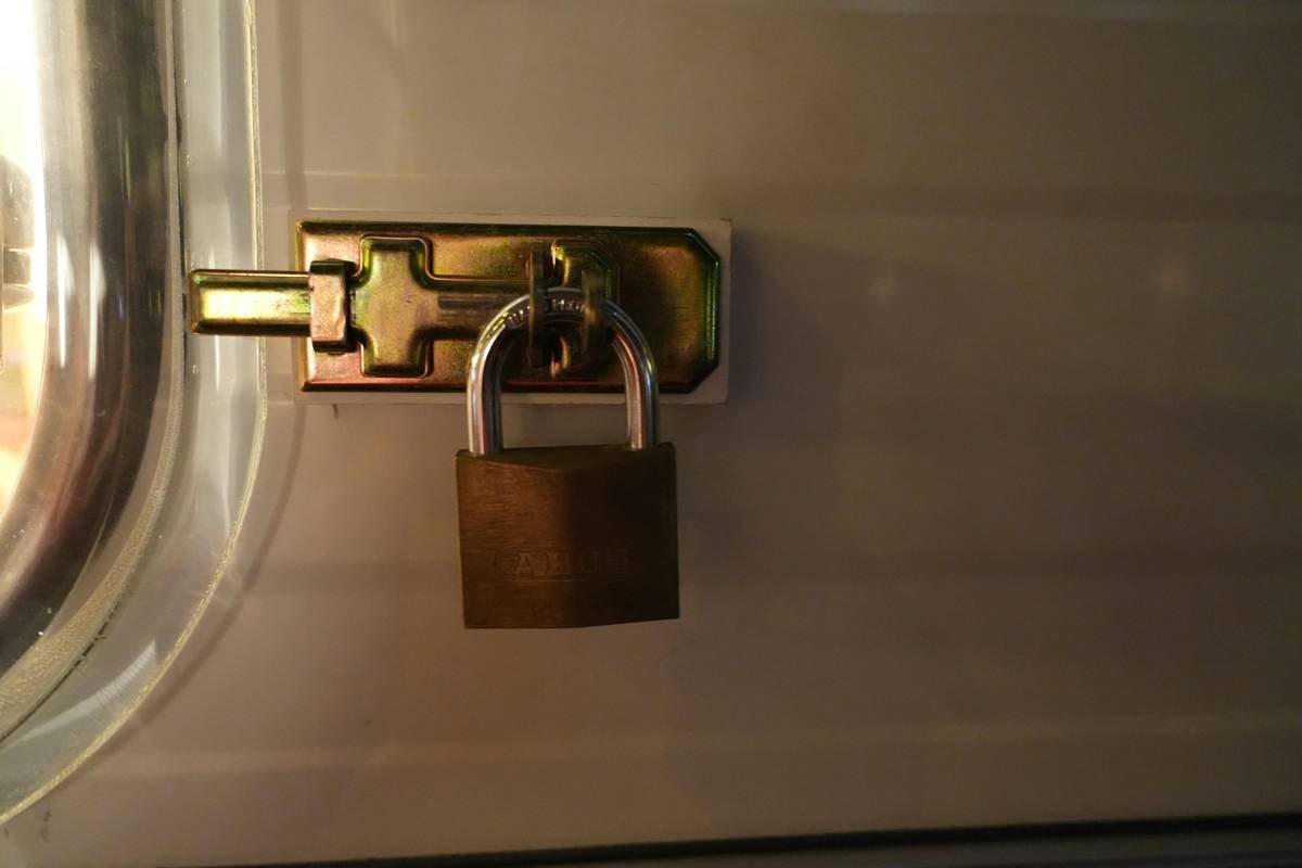 Why Your Pet’s Safety Depends on Understanding Pet Lock Technology (And How Manual Override Saves Lives)