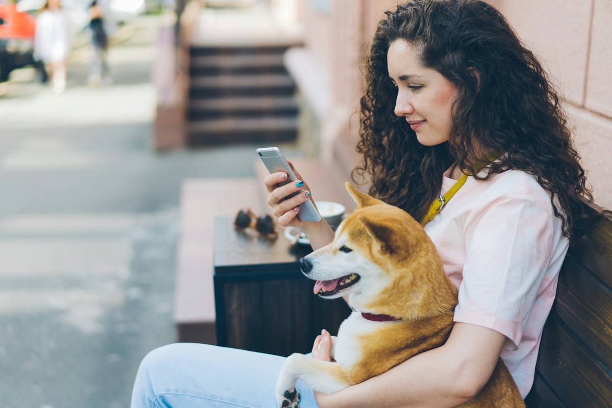 Bar chart showing 32% of smart pet device users report annual cloud failures, with Wi-Fi issues as top cause